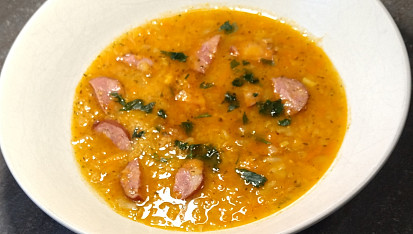 Polévka z červené čočky a pikantní klobásy