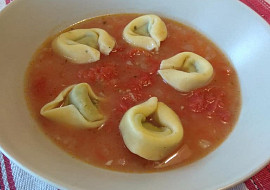 Rajčatová polévka (Rozmixovala som paradajky iba na hrubo, plus som zvlášť do polievky uvarila tortellini. Výborné.)