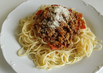 Špagety s mletým masem a cuketou