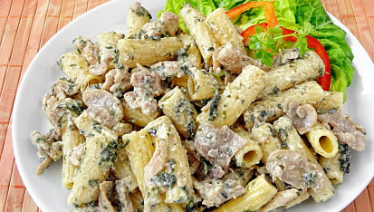 Těstoviny s kuřecím stehenním masem, žampiony a špenátem