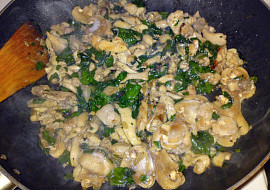 Těstoviny s kuřecím stehenním masem, žampiony a špenátem
