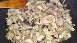 Těstoviny s kuřecím stehenním masem, žampiony a špenátem