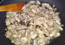 Těstoviny s kuřecím stehenním masem, žampiony a špenátem