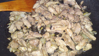 Těstoviny s kuřecím stehenním masem, žampiony a špenátem