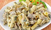 Těstoviny s kuřecím stehenním masem, žampiony a špenátem