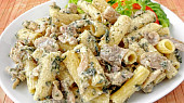 Těstoviny s kuřecím stehenním masem, žampiony a špenátem
