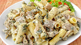 Těstoviny s kuřecím stehenním masem, žampiony a špenátem