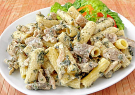Těstoviny s kuřecím stehenním masem, žampiony a špenátem