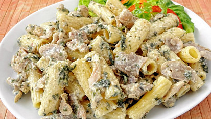 Těstoviny s kuřecím stehenním masem, žampiony a špenátem