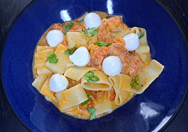 Těstoviny s rajčatovou omáčkou a mozzarellou