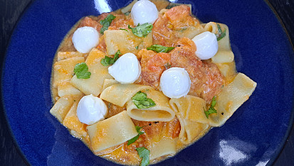 Těstoviny s rajčatovou omáčkou a mozzarellou