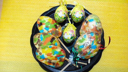 Barevná velikonoční lízátka pro koledníky