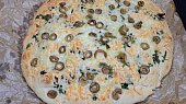 Česneková kynutá „focaccia“ se sýrem a olivami