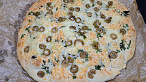 Česneková kynutá „focaccia“ se sýrem a olivami
