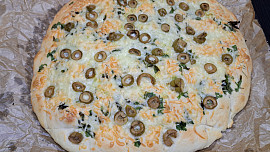 Česneková kynutá „focaccia“ se sýrem a olivami
