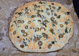 Česneková kynutá „focaccia“ se sýrem a olivami