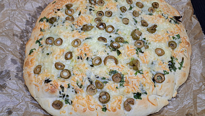 Česneková kynutá „focaccia“ se sýrem a olivami