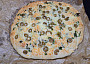 Česneková kynutá „focaccia“ se sýrem a olivami