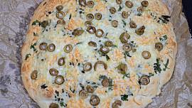 Česneková kynutá „focaccia“ se sýrem a olivami