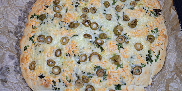 Česneková kynutá „focaccia“ se sýrem a olivami