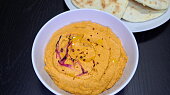 Domácí hummus s pitou