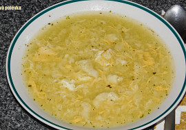 Květáková polévka s krupicí a vejcem