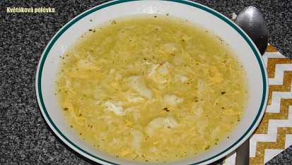 Květáková polévka s krupicí a vejcem