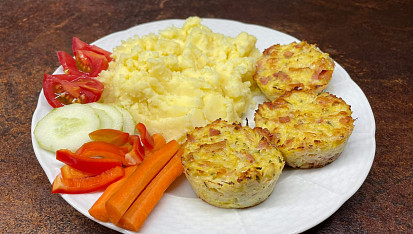 Květákové muffiny se šunkou a sýrem