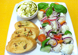 Květákový salát s dipem z jogurtu a bazalkového pesta