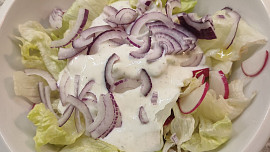 Ledový salát s ředkvičkami, smetanovou zálivkou a krutony