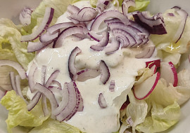 Ledový salát s ředkvičkami, smetanovou zálivkou a krutony (Moc dlouho takhle nevydržel😉🍊🥕🍎🍋‍🟩)