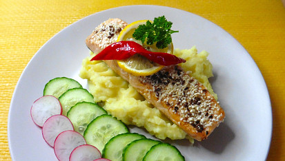 Losos se sezamovým semínkem pečený v horkovzdušné fritéze