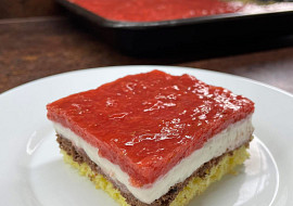 Řez pudinkový s jahodami a tvarohem