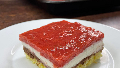 Řez pudinkový s jahodami a tvarohem