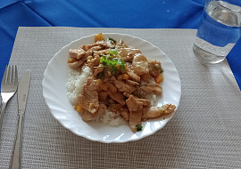 Sečuánské kuřecí nudličky s rýží