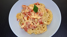 Špagety s balkánským sýrem z jednoho pekáčku