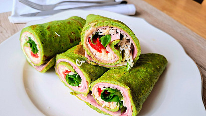 Špenátové ovesné palačinky se sýrem a šunkovým salámem