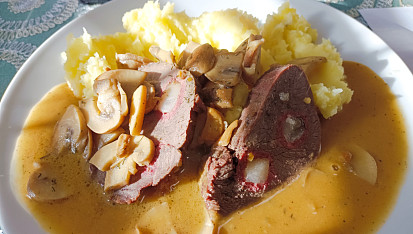 Srnčí kýta se šťouchanými brambory