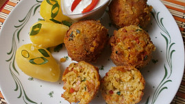 Sýrové koule se šunkou, paprikou a petrželkou