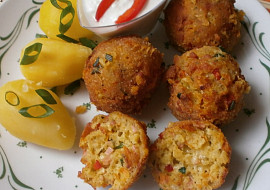 Sýrové koule se šunkou, paprikou a petrželkou