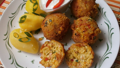 Sýrové koule se šunkou, paprikou a petrželkou