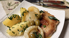 Vepřové kotlety s fenyklem, olivami a medvědím česnekem