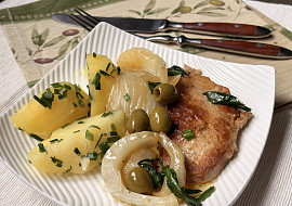 Vepřové kotlety s fenyklem, olivami a medvědím česnekem