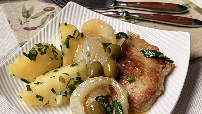 Vepřové kotlety s fenyklem, olivami a medvědím česnekem