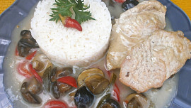 Vepřové plátky s cibulovo-houbovou omáčkou