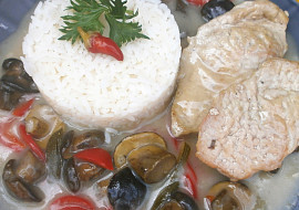 Vepřové plátky s cibulovo-houbovou omáčkou