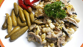 Bramborové halušky s houbami