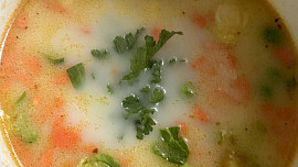 Brokolicová polévka s hráškem a mrkví trochu jinak