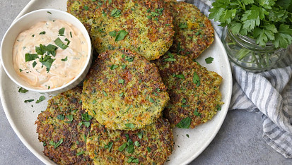 Brokolicové placičky s čedarem