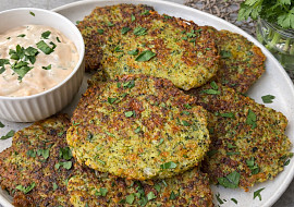 Brokolicové placičky s čedarem